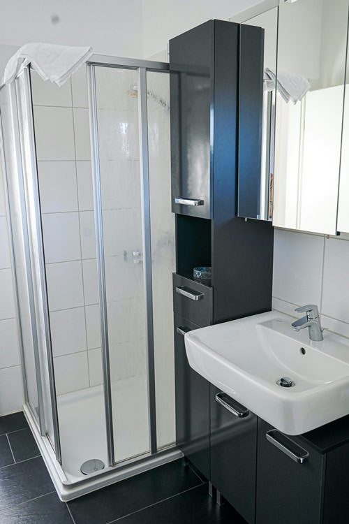 Dusche im Badezimmer vom Appartement für 2 Personen in der Hafenresidenz Alter Speicher in Lauterbach auf Rügen