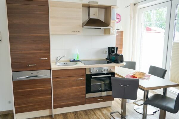 Küche mit Sitzbereich im Appartement für 2 Personen in der Hafenresidenz Alter Speicher in Lauterbach auf Rügen